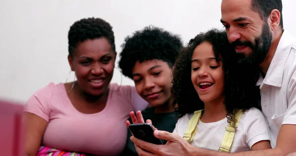 Interraciale Familie Kinderen Samen Lachen Zoek Naar Mobiele Telefoon Thuis — Stockfoto