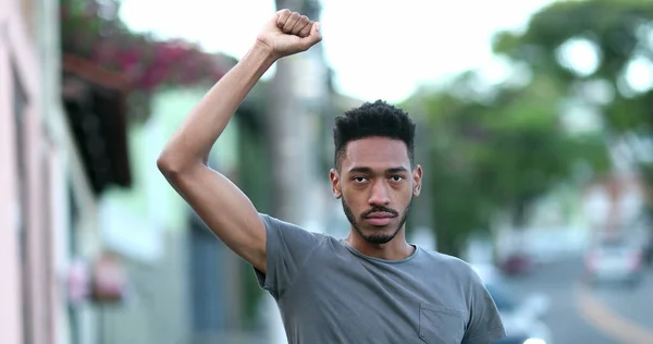 Jovem Negro Levantar Punho Olhar Para Câmara Protesto Raça Mista — Fotografia de Stock