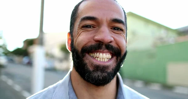 Een Spaanse Man Glimlachte Naar Camera Buiten Straat Zuid Amerikaanse — Stockfoto