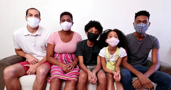 Família Raça Mista Usando Máscara Facial Covid Dentro Casa — Fotografia de Stock