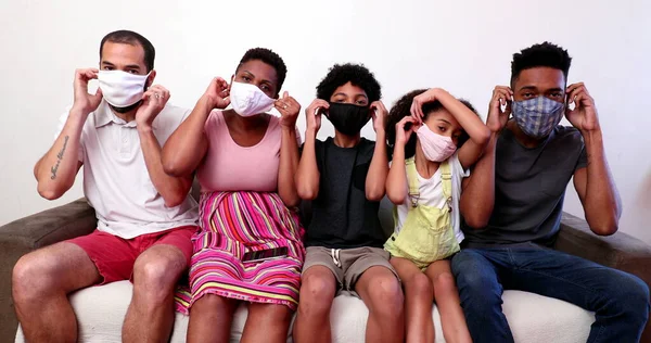 Família Raça Mista Usando Máscara Facial Covid Dentro Casa — Fotografia de Stock