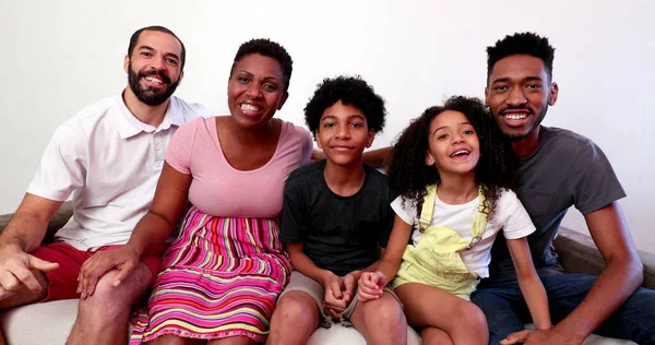Gemengde Race Familie Spreken Video Lange Afstand Communicatie Interraciale Paar — Stockfoto