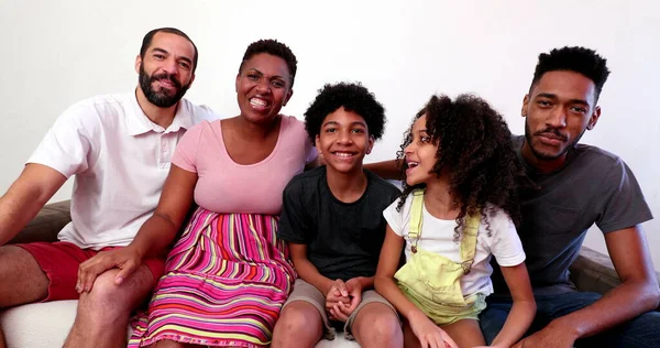 Gemengde Race Familie Spreken Video Lange Afstand Communicatie Interraciale Paar — Stockfoto