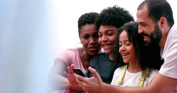 Gemengd Ras Familie Kinderen Samen Lachen Inhoud Van Mobiele Telefoon — Stockfoto