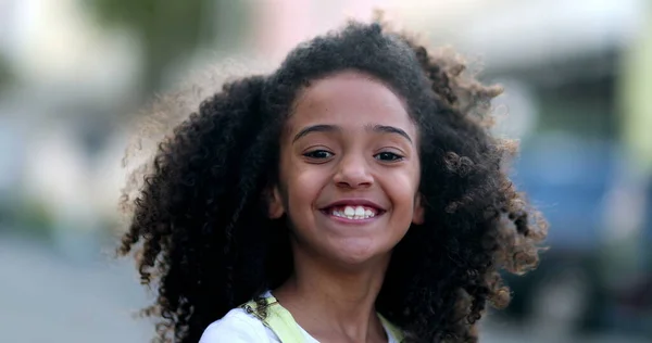Vegyes Fajú Gyerek Mosolyog Kamera Előtt Boldog Afrikai Kislány Portré — Stock Fotó
