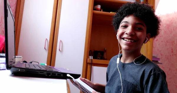 Gemischter Junge Schreibt Notizen Auf Notizblock Hause Bei Den Hausaufgaben — Stockfoto