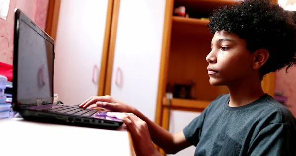 Criança Raça Mista Abrindo Tela Laptop Preparando Para Aula Line — Fotografia de Stock