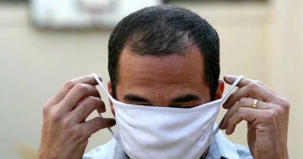 Homem Colocando Prevenção Máscara Facial Vívida — Fotografia de Stock