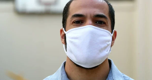 Man Putting Covid Face Mask Prevention — Stock Photo, Image