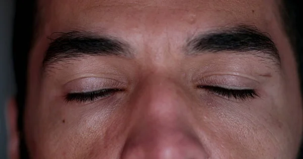 Мужские Глаза Смотрящие Камеру Макро Крупный План Мужчина Серьезные Эмоции — стоковое фото