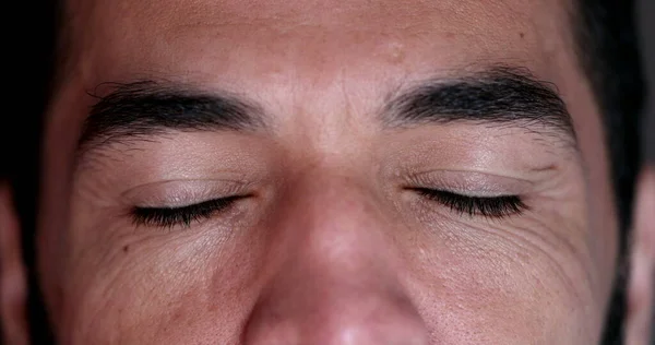 Homem Fechando Olhos Meditação Contemplativa Pessoa Olhos Fechados — Fotografia de Stock