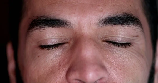 Homem Fechando Olhos Meditação Contemplativa Pessoa Olhos Fechados — Fotografia de Stock