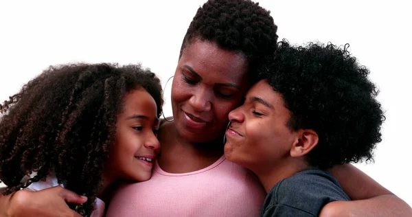 Liefdevolle Moeder Kinderen Knuffelen Mama Omarmt Kinderen Afrikaanse Etniciteit — Stockfoto