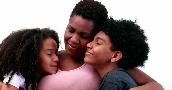 Liefdevolle Moeder Kinderen Knuffelen Mama Omarmt Kinderen Afrikaanse Etniciteit — Stockfoto