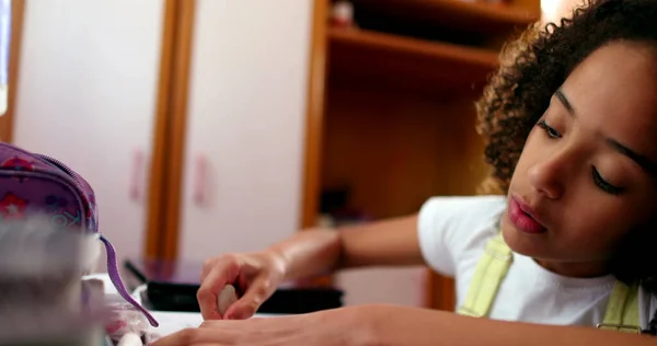 Menina Estudando Casa Criança Raça Mista Escrevendo Notas Fazendo Lição — Fotografia de Stock