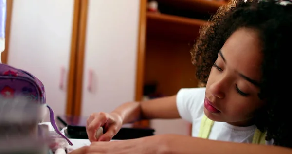 Menina Estudando Casa Criança Raça Mista Escrevendo Notas Fazendo Lição — Fotografia de Stock