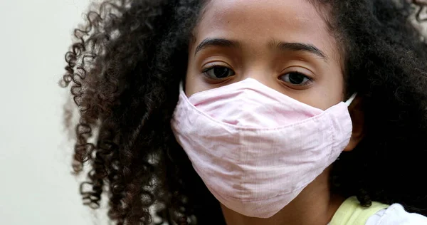 Kleines Mädchen Mit Lebhaftem Gesicht Kind Trägt Schutzmaske — Stockfoto