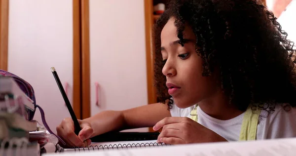 Menina Estudando Casa Criança Raça Mista Escrevendo Notas Fazendo Lição — Fotografia de Stock