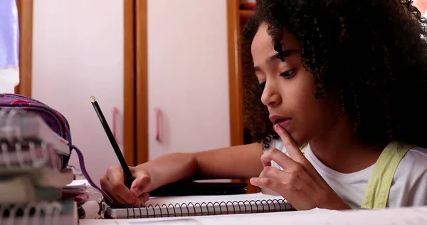 Menina Estudando Casa Criança Raça Mista Escrevendo Notas Fazendo Lição — Fotografia de Stock