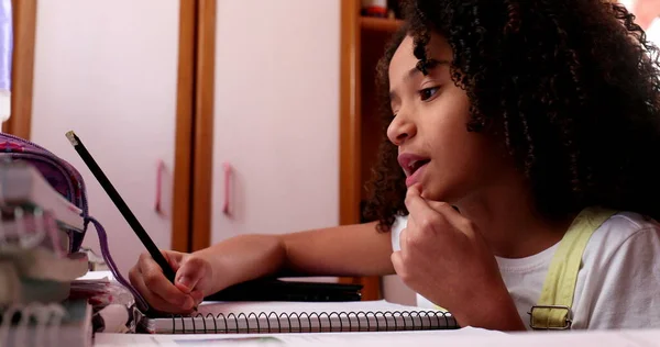 Menina Estudando Casa Criança Raça Mista Escrevendo Notas Fazendo Lição — Fotografia de Stock