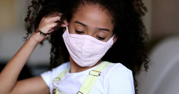 Niña Poniendo Máscara Cara Covid Niño Raza Mixta Pone Máscara — Foto de Stock