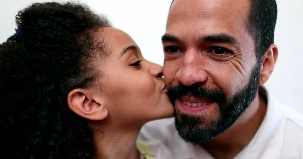 Little Girl Kissing Father Cheek Dad Daughter Bonding Family Love — Φωτογραφία Αρχείου