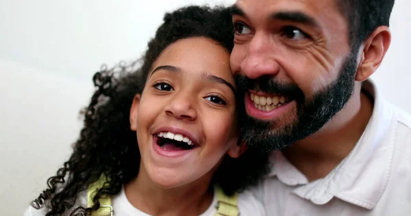 Little Girl Kissing Father Cheek Dad Daughter Bonding Family Love — Stockfoto