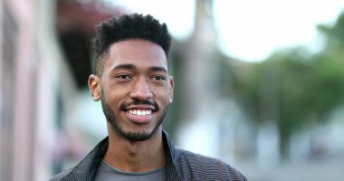 Kaldırımda yürüyen melez bir genç adam. Kendinden emin Afrikalı adam.