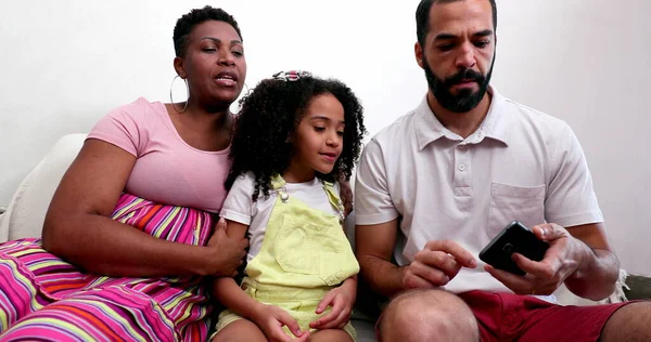 Multiraciale Ouders Kind Zoek Naar Mobiele Telefoon — Stockfoto