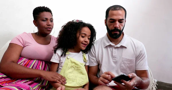 Multiraciale Ouders Kind Zoek Naar Mobiele Telefoon — Stockfoto