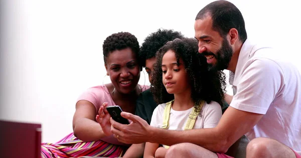 Multi Etnische Familie Met Behulp Van Mobiele Telefoon Interraciale Ouders — Stockfoto