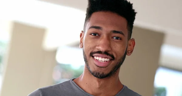 Karışık Irk Genci Siyah Etnik Kökenli Gülümseyen Portre Yüzü — Stok fotoğraf