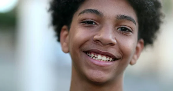 Vegyes Fajú Fiatal Fiú Mosolyog Kamera Előtt Közelkép Arckép — Stock Fotó