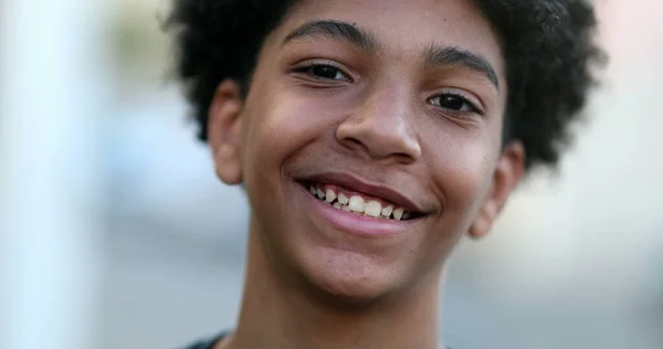 Míchaný Rasový Mladík Usmívá Kamery Obličej Portrétu Zblízka — Stock fotografie