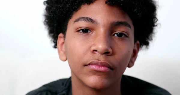 Смешанная Раса Юный Мальчик Улыбается Камеру Портрет Этнически Разнородный Мальчик — стоковое фото