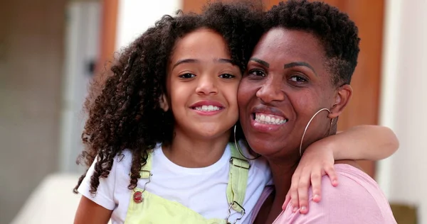 Mixed Race Mother Daughter Smiling Together — Foto Stock
