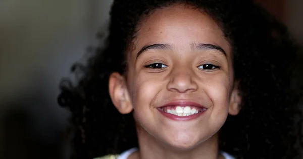 Mieszane Wyścig Mała Dziewczynka Dziecko Uśmiecha Się Aparat Portret Twarz — Zdjęcie stockowe