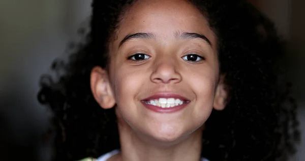 Raça Mista Menina Criança Sorrindo Para Câmera Retrato Rosto — Fotografia de Stock