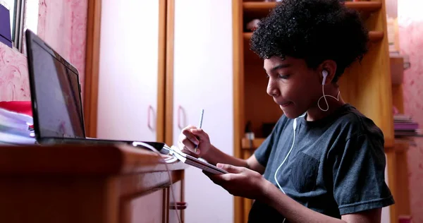 Enfants Race Mixte Faisant Des Devoirs Maison Écrivant Sur Bloc — Photo