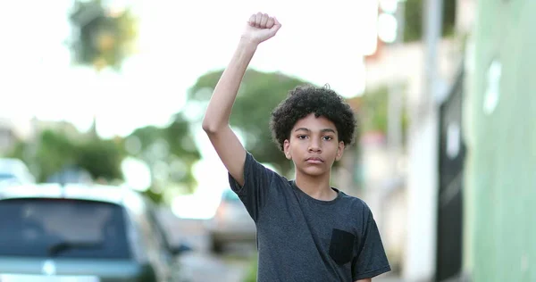 Смешанный Расовый Ребенок Поднимает Кулак Воздушном Политическом Протесте — стоковое фото