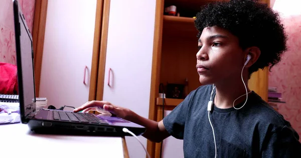 Adolescente Estudando Casa Frente Computador Portátil Miúdo Raça Mista Escrever — Fotografia de Stock