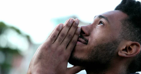 Lelki Fiatal Fekete Afrikai Férfi Imádkozik Istenhez Égre Néző Személy — Stock Fotó