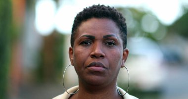 Dışarıda yürüyen ciddi bir Afrikalı kadın ifadesi