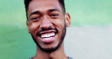 Rahatlamış siyah ırk adamı, yakın çekim yüzü dışında.