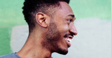 Rahatlamış siyah ırk adamı, yakın çekim yüzü dışında.