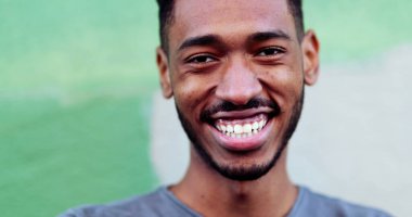 Rahatlamış siyah ırk adamı, yakın çekim yüzü dışında.