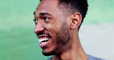 Rahatlamış siyah ırk adamı, yakın çekim yüzü dışında.