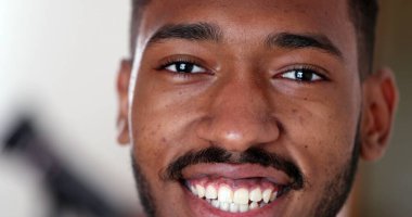 Siyahi Afrikalı adam gülümsüyor. Etnik çeşitlilik gösteren kişi