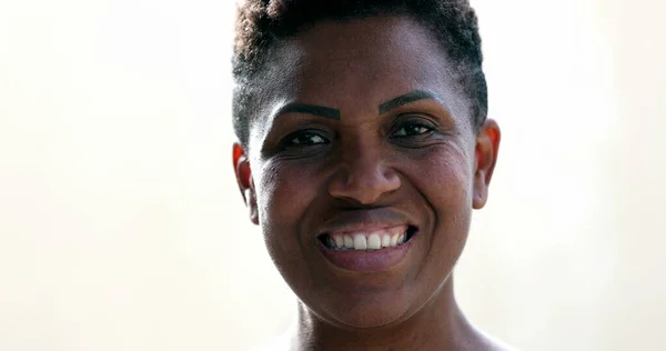 Porträt Afroamerikanerin Lächelt Die Kamera — Stockfoto