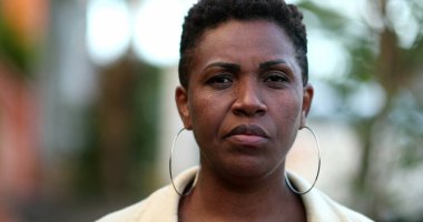 Dışarıda durup düşünen dalgın siyah kadın. Düşünceli hayal kırıklığına uğramış Afrikalı etnik kökenli kişi